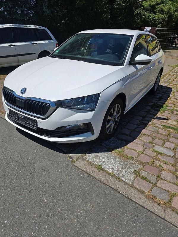 Weiß Gebraucht 2020 Skoda Scala Kleinwagen | 9.900 € (Superpreis) - Bild 1/4