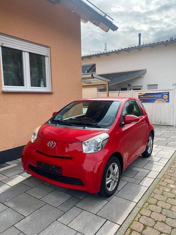Rot Gebraucht 2011 Toyota iQ Kleinwagen | 5.850 € (Fairer Preis) - Bild 1/4