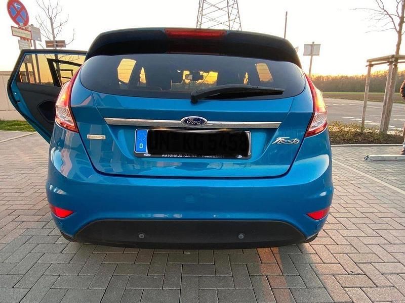 Gebraucht Ford Fiesta Titanium 125 PS (91 kW) 2013 Blau Kleinwagen