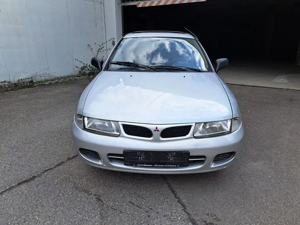 Begagnad Mitsubishi Carisma 90 HK (66 kW) 2000 Grå Sedan