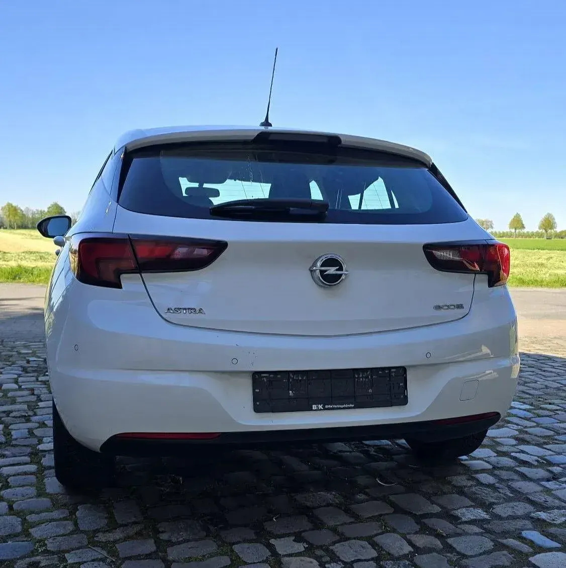 Używany Opel Astra 105 KM (77 kW) 2017 Biały Sedan/Limuzyna