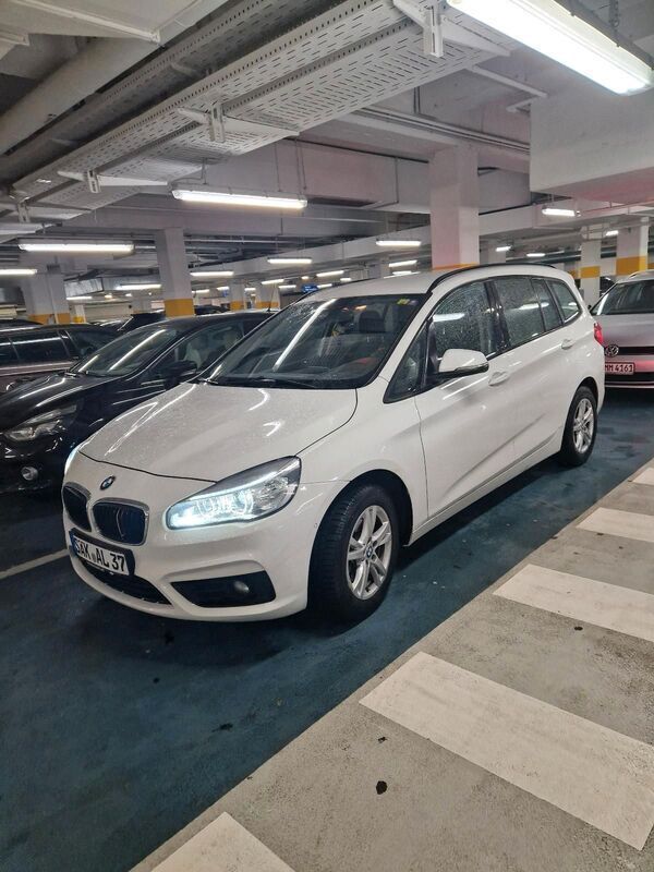 Weiß Gebraucht 2016 BMW 216 Limousine | 14.000 € - Bild 1/4