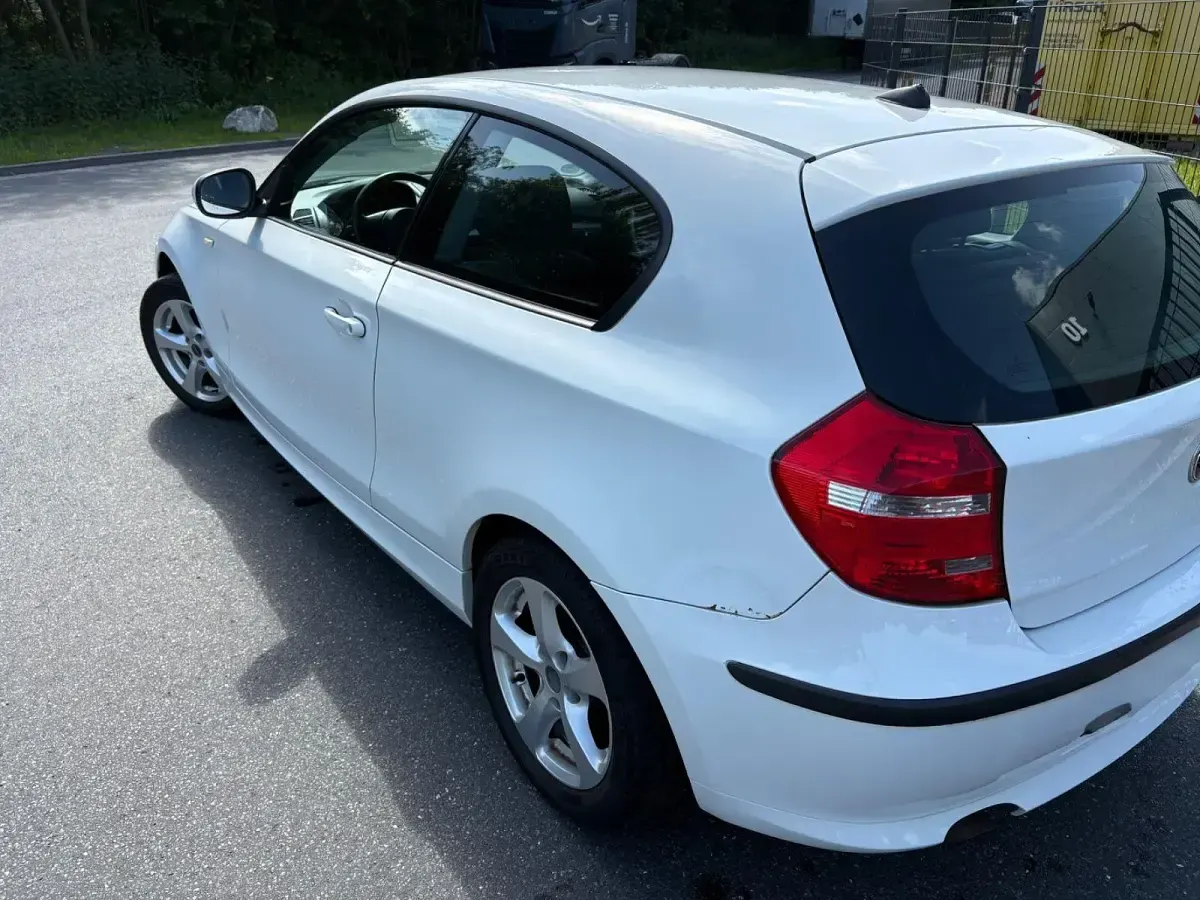 Gebraucht BMW 116 122 PS (89 kW) 2010 Weiß Kleinwagen
