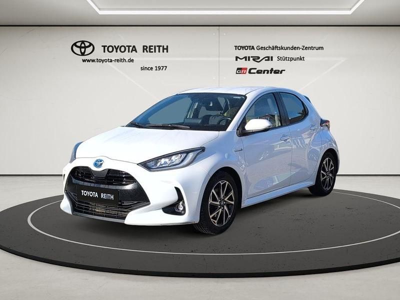 Weiß Gebraucht 2020 Toyota Yaris Hybrid Club Kleinwagen | 14.910 € (Fairer Preis) - Bild 1/4