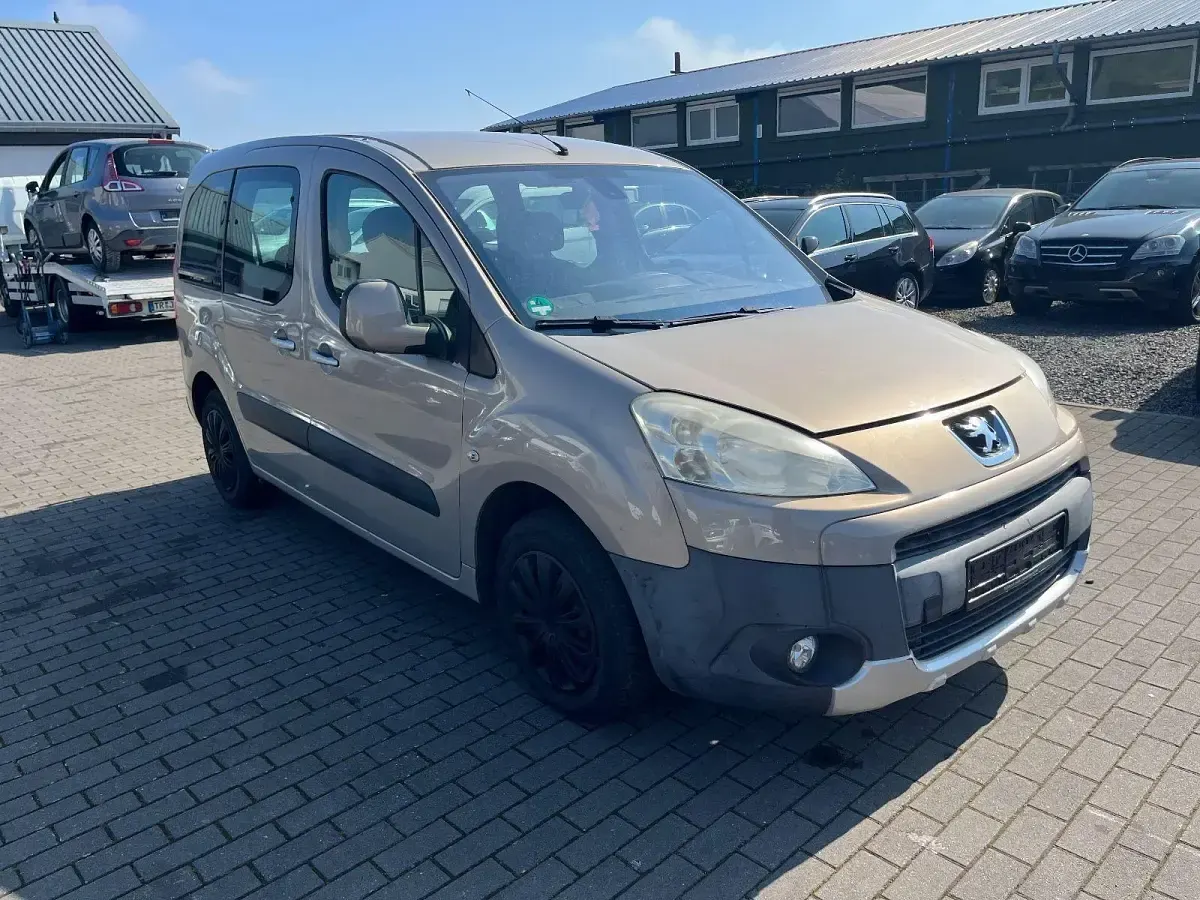 Gebraucht Peugeot Partner Tepee Tendance 120 PS (88 kW) 2012 Braun Van / Kleinbus