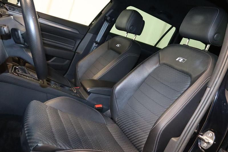Gebraucht VW Passat R-line 200 PS (147 kW) 2023 Deep black perleffekt Kombi