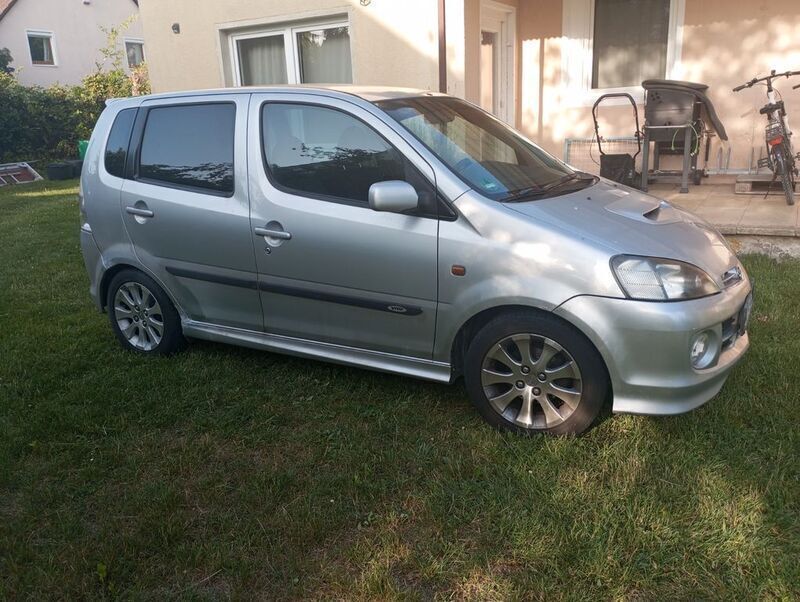Silber Gebraucht 2002 Daihatsu YRV Van / Kleinbus | 800 € - Bild 1/4