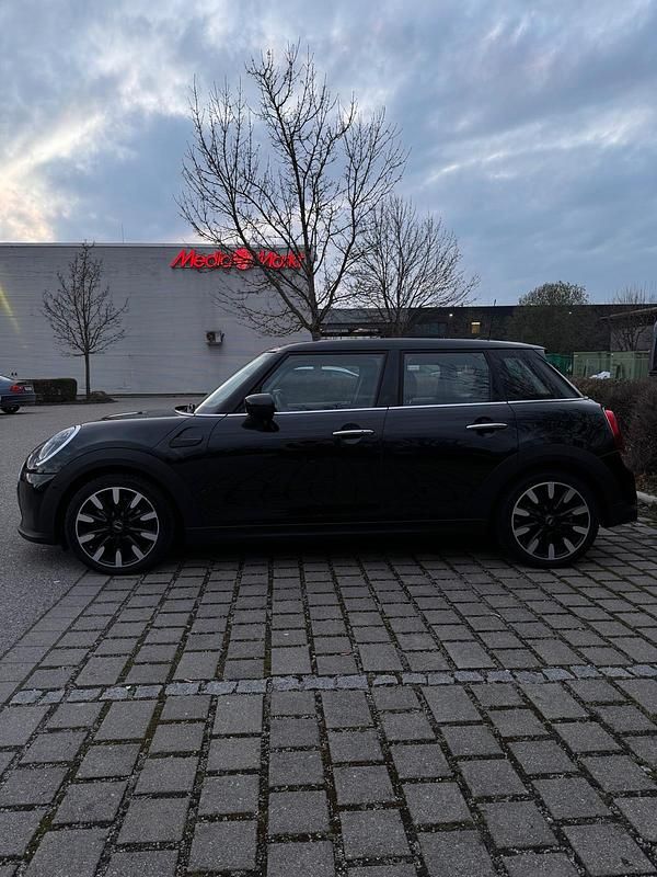 Gebraucht Mini Cooper 136 PS (100 kW) 2022 Schwarz Kleinwagen