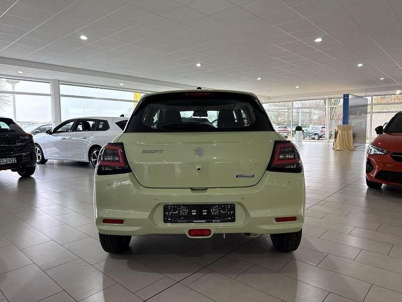 Neu Suzuki Swift Club 83 PS (61 kW) 2025 Gelb Kleinwagen