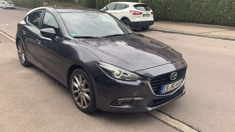 Grau Gebraucht 2018 Mazda 3 Center-Line Limousine | 10.500 € (Superpreis) - Bild 1/3