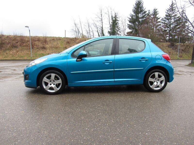 Gebraucht Peugeot 207 Premium 92 PS (67 kW) 2012 Blau Limousine