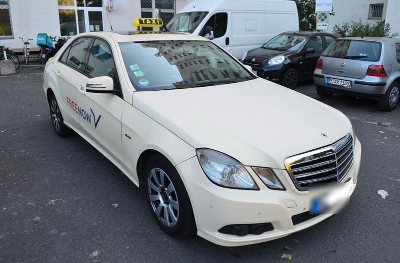 Andere farben Gebraucht 2010 Mercedes E200 Limousine | 2.800 € - Bild 1/4