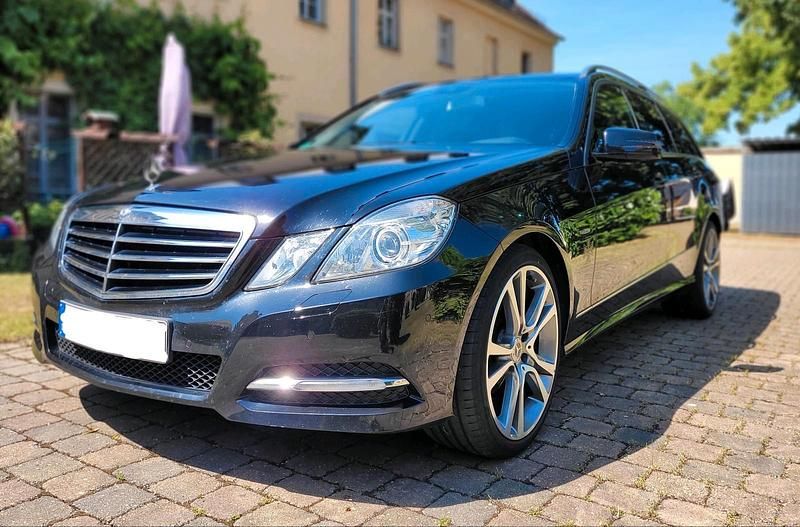 Schwarz Gebraucht 2012 Mercedes E200 Avantgarde Kombi | 12.500 € - Bild 1/4