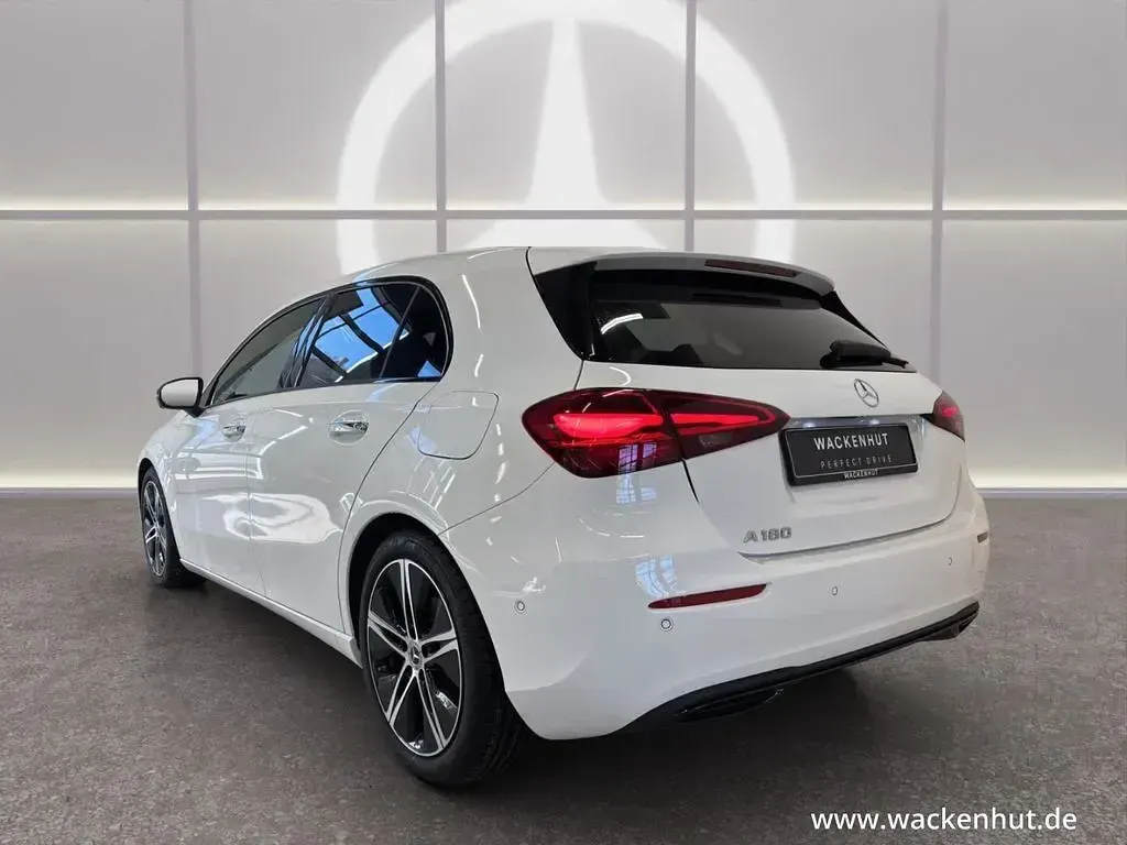 Gebraucht Mercedes A180 Advanced Plus 136 PS (100 kW) 2026 Weiss Limousine