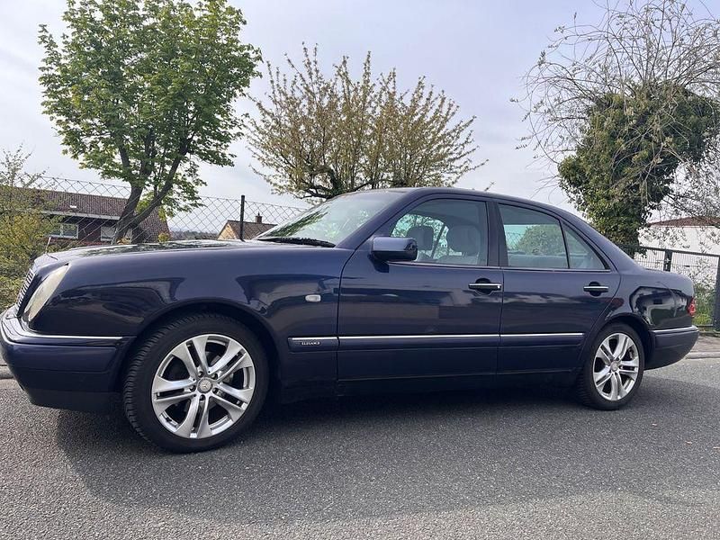 Gebraucht Mercedes E240 Elegance 170 PS (125 kW) 1997 Blau Limousine