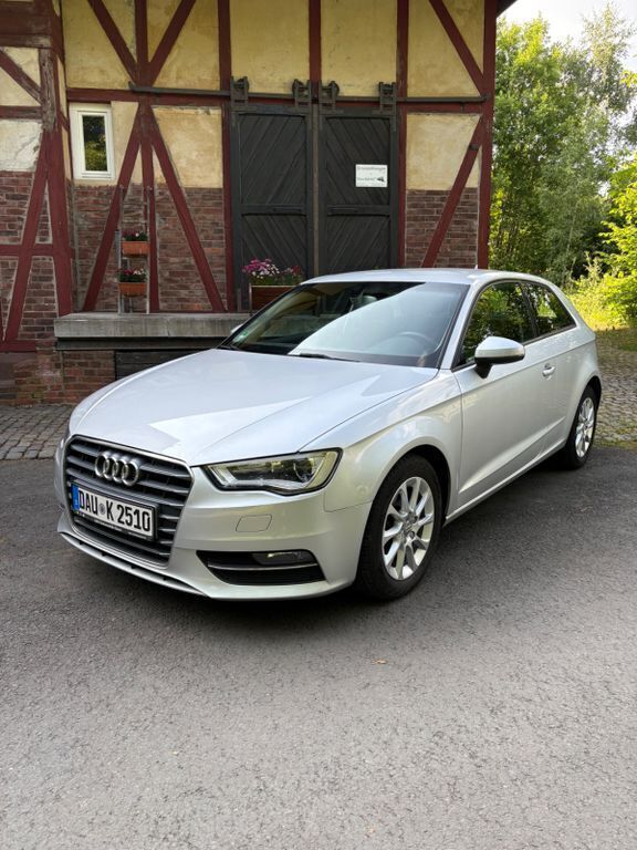 Silber Gebraucht 2013 Audi A3 Ambiente Limousine | 8.799 € (Fairer Preis) - Bild 1/4