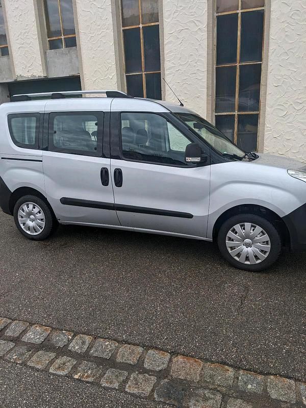 Second-hand Opel Combo 122 CP (89 kW) 2015 Argintiu Monovolum