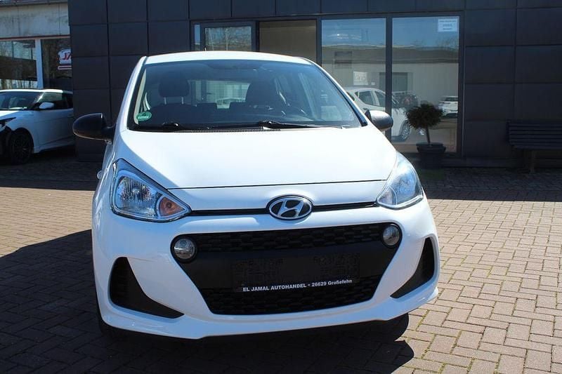 Gebraucht Hyundai i10 Basis 67 PS (49 kW) 2017 Weiß Kleinwagen