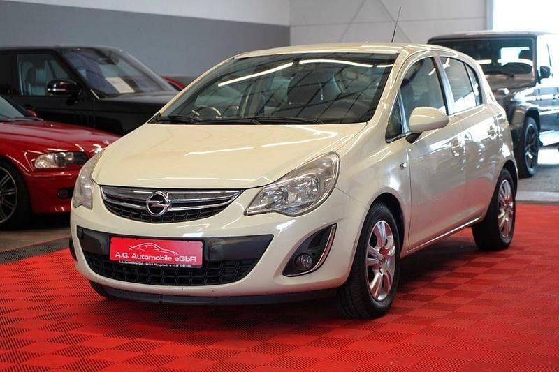 Weiß Gebraucht 2013 Opel Corsa Active Limousine | 2.950 € (Superpreis) - Bild 1/4