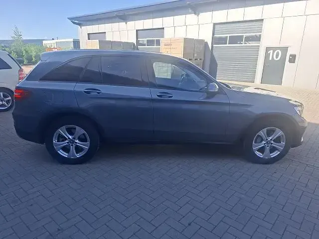 Gebraucht Mercedes GLC250 211 PS (155 kW) 2017 Selenitgrau SUV