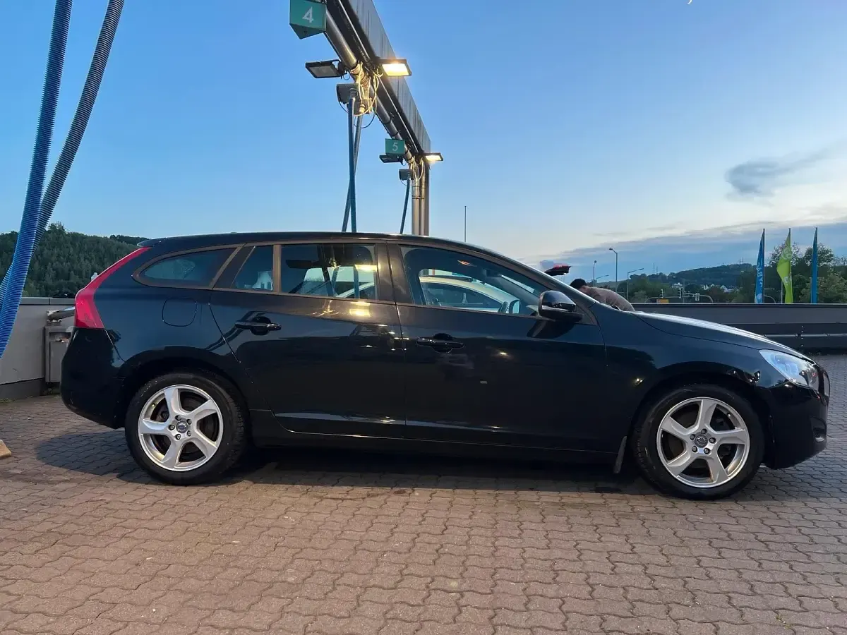 Gebraucht Volvo V60 114 PS (83 kW) 2012 Schwarz Kombi