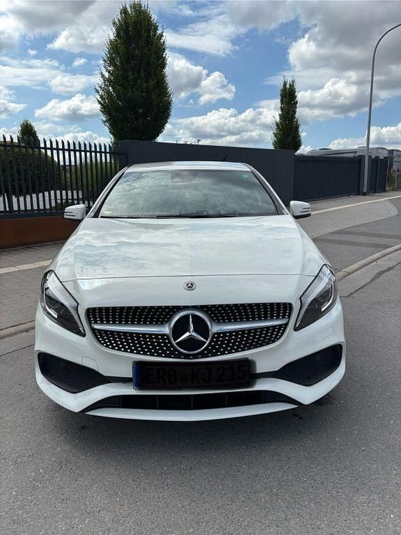 Weiß Gebraucht 2017 Mercedes A200 AMG line Limousine | 18.500 € (Fairer Preis) - Bild 1/4