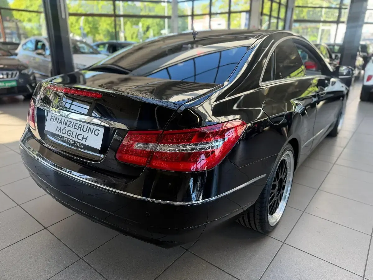 Gebraucht Mercedes E250 204 PS (150 kW) 2009 Schwarz Limousine