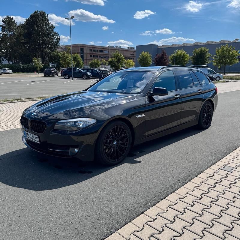 Schwarz Gebraucht 2010 BMW 530 Sport Line Kombi | 10.200 € (Guter Preis) - Bild 1/4