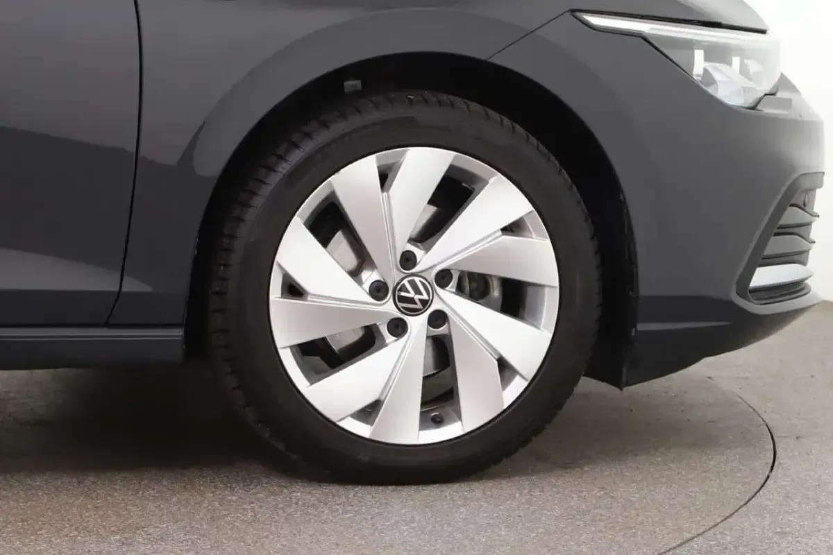 Gebraucht VW Golf VIII Style 150 PS (110 kW) 2024 Uranograu Limousine