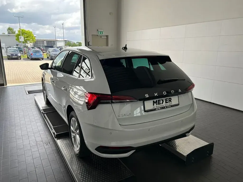 Neu Skoda Scala Selection 116 PS (85 kW) 2026 Moonweiß perleffekt Kleinwagen