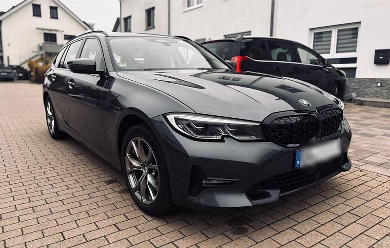Grau Gebraucht 2021 BMW 320e Lifestyle Kombi | 19.900 € (Fairer Preis) - Bild 1/4