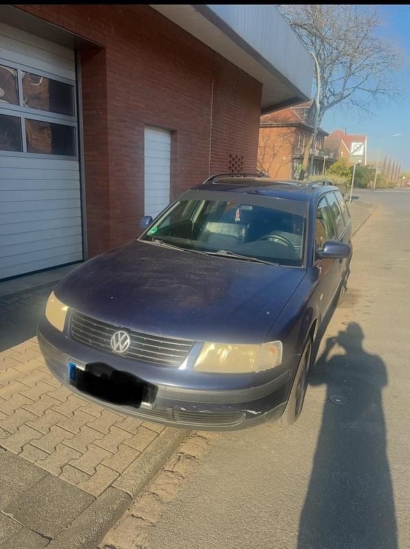 Blau Gebraucht 1999 VW Passat Kombi | 500 € (Superpreis) - Bild 1/4