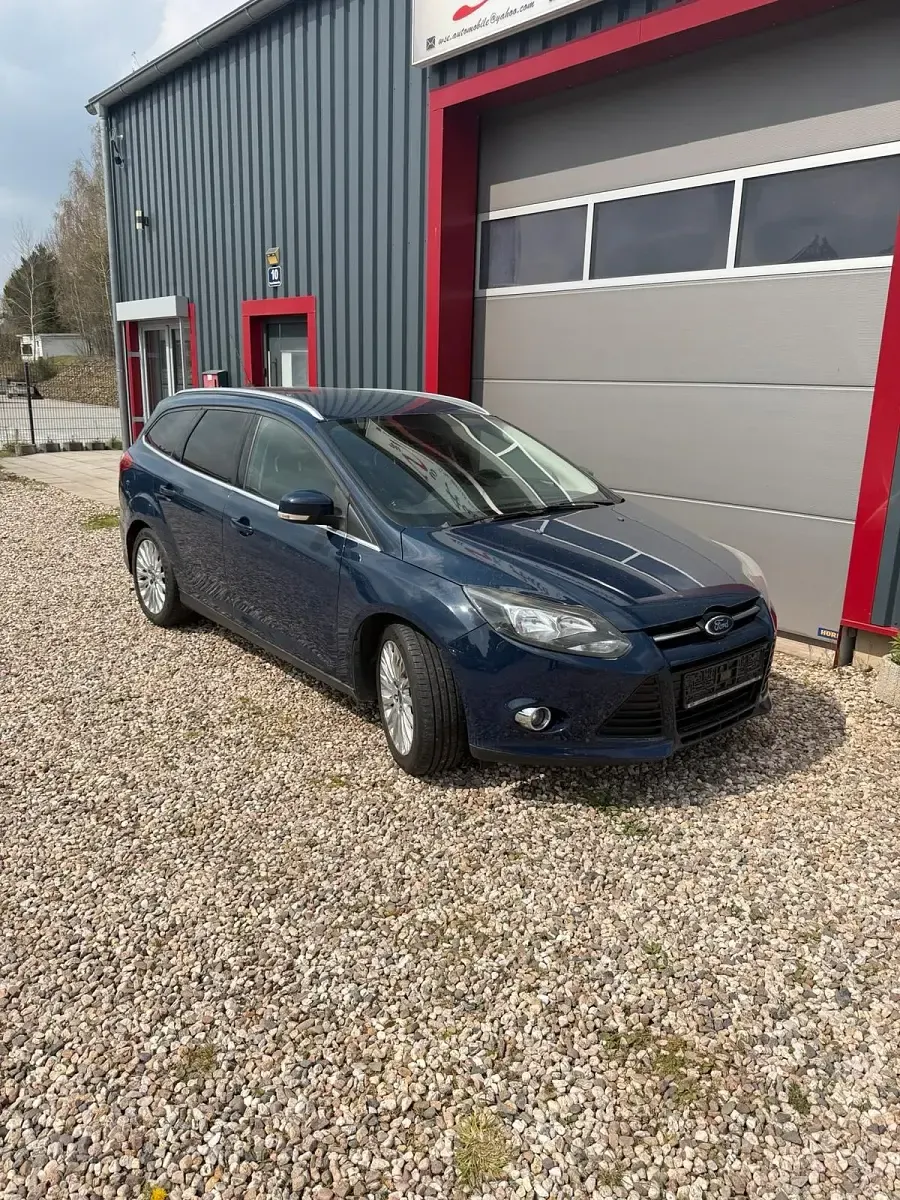 Używany Ford Focus Titanium 140 KM (102 kW) 2011 Niebieski Sedan/Limuzyna