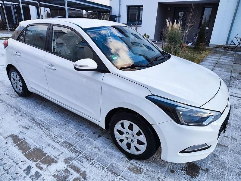 Weiß Gebraucht 2018 Hyundai i20 Active Limousine | 11.500 € (Etwas zu teuer) - Bild 1/4