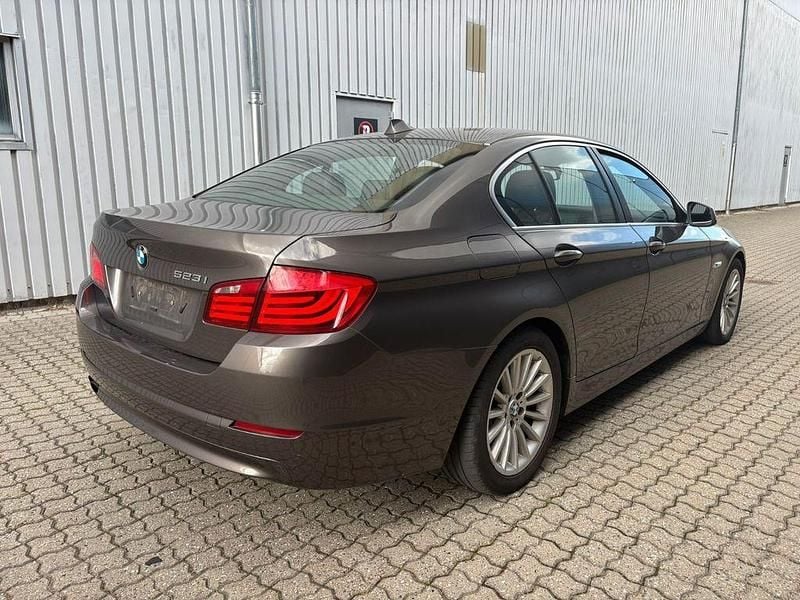Gebraucht BMW 523 Sport Line 204 PS (150 kW) 2011 Grau Limousine