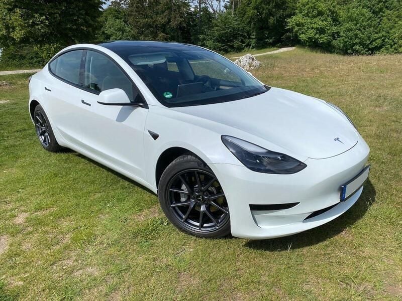 Weiß Gebraucht 2021 Tesla Model 3 Standard Range Plus Limousine | 26.600 € (Fairer Preis) - Bild 1/4