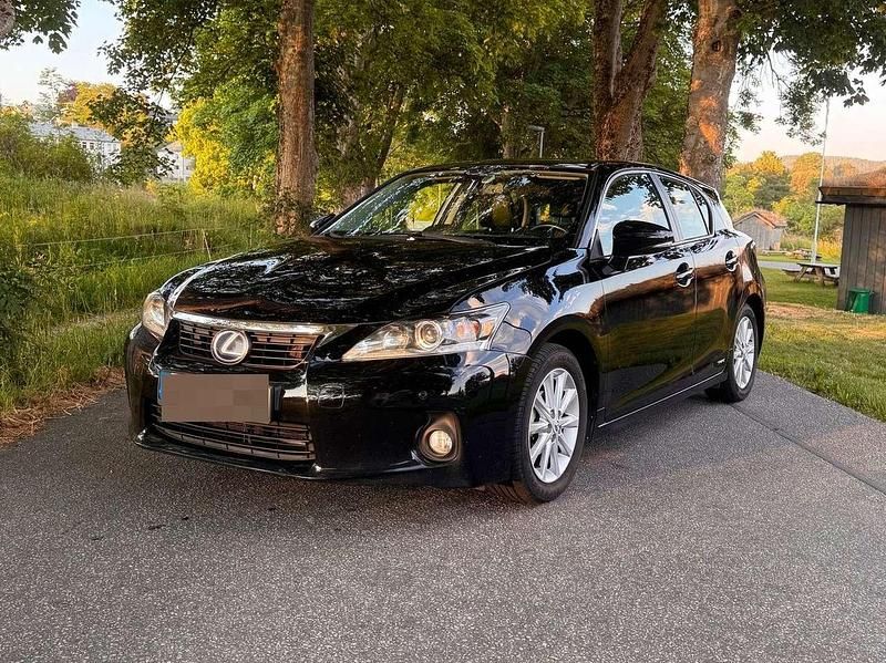 Schwarz Gebraucht 2013 Lexus CT200h Dynamic Line Limousine | 11.790 € (Fairer Preis) - Bild 1/4