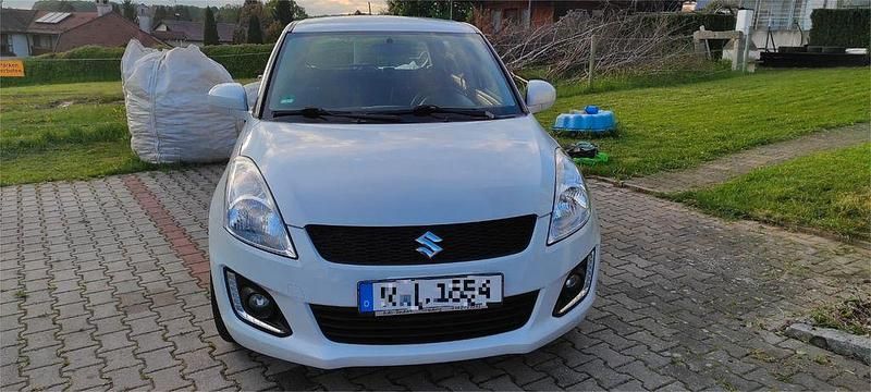 Weiß Gebraucht 2015 Suzuki Swift Limousine | 6.490 € (Fairer Preis) - Bild 1/4