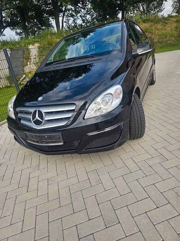 Schwarz Gebraucht 2011 Mercedes B180 Van / Kleinbus | 1.900 € (Guter Preis) - Bild 1/4