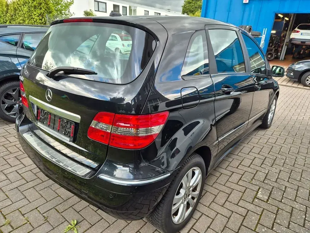 Gebraucht Mercedes B180 116 PS (85 kW) 2011 Schwarz Van / Kleinbus