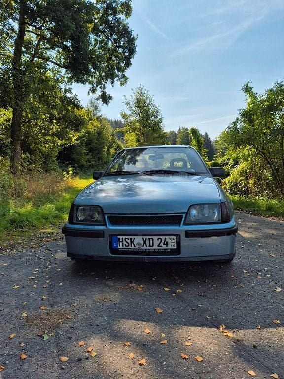 Blau Gebraucht 1989 Opel Kadett Limousine | 4.400 € - Bild 1/4