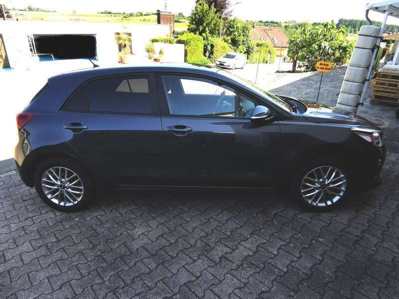 Grau Gebraucht 2018 Kia Rio DREAM-TEAM Edition Kleinwagen | 9.750 € (Fairer Preis) - Bild 1/4