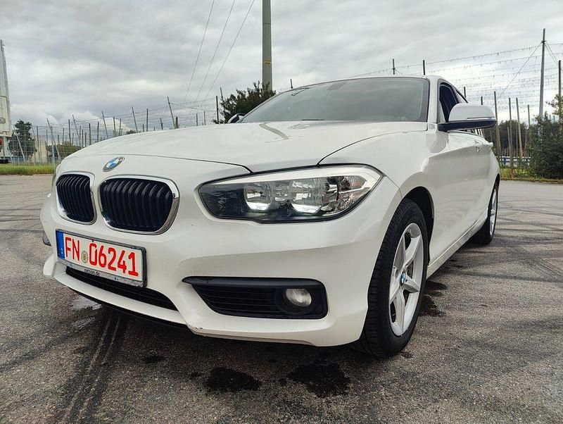 Weiß Gebraucht 2019 BMW 118 Kleinwagen | 13.990 € (Fairer Preis) - Bild 1/4