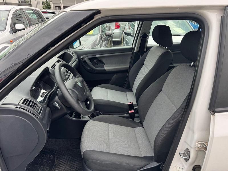 Gebraucht Skoda Fabia Active 60 PS (44 kW) 2012 Weiß Kleinwagen