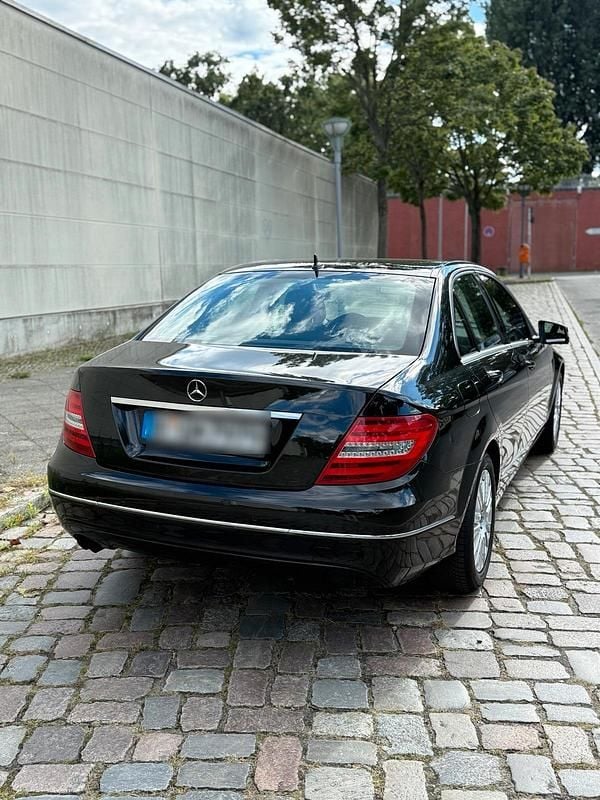 Schwarz Gebraucht 2013 Mercedes C200 Elegance Limousine | 10.900 € (Etwas zu teuer) - Bild 1/4