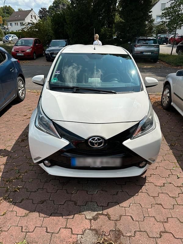 Weiß Gebraucht 2015 Toyota Aygo Kleinwagen | 6.200 € - Bild 1/4