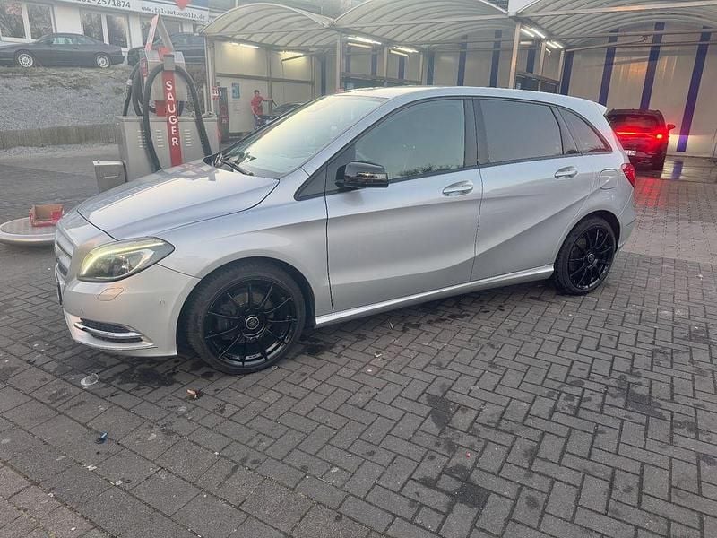 Silber Gebraucht 2013 Mercedes B200 Van / Kleinbus | 14.100 € (Teuer) - Bild 1/4