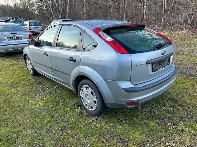 Gebraucht Ford Focus Trend 101 PS (74 kW) 2005 Silber Limousine