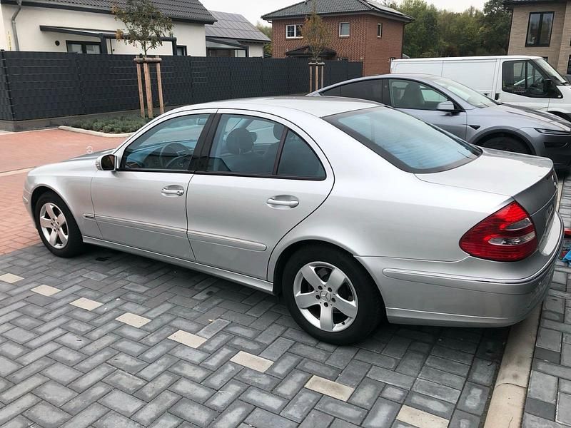 Silber Gebraucht 2003 Mercedes E240 Avantgarde Limousine | 5.000 € (Fairer Preis) - Bild 1/4