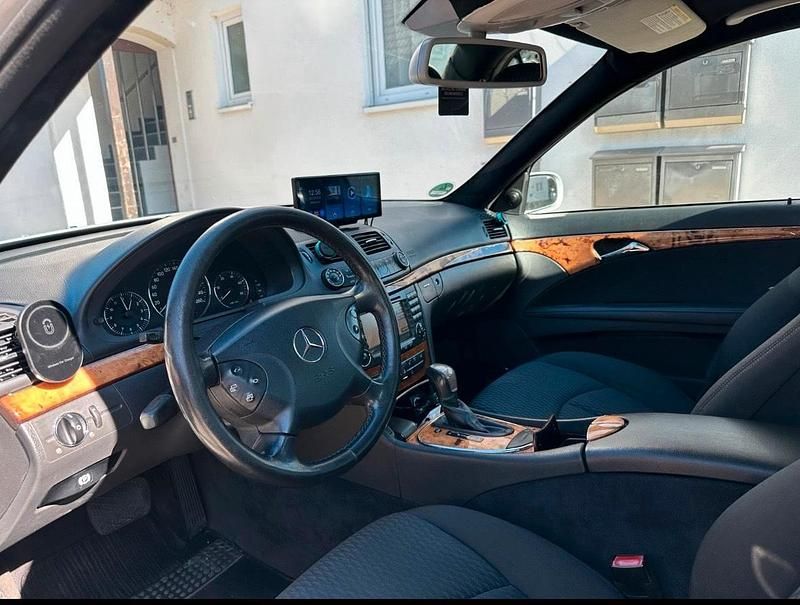 Gebraucht Mercedes E220 150 PS (110 kW) 2005 Silber Limousine